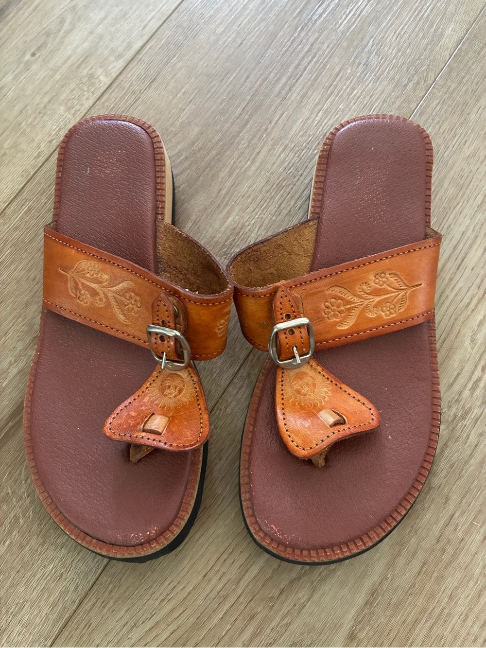 Women's Tan Leather Buckle Toe-Loop Sandals